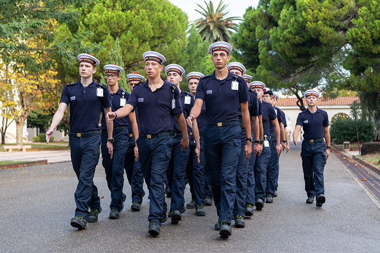 eleves-apprentis-marche-au-pas-marine-nationale