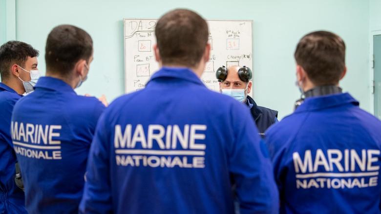Eleves en BTS mecatronique navale assistant à un cours