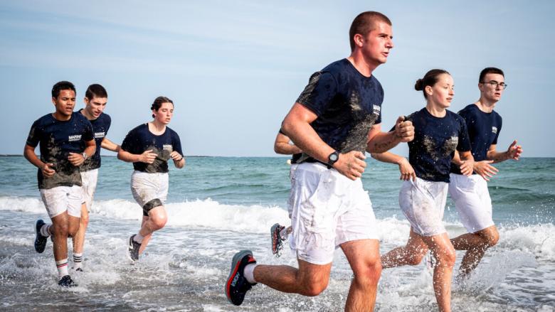 Eleves de la Marine nationale courant sur la plage