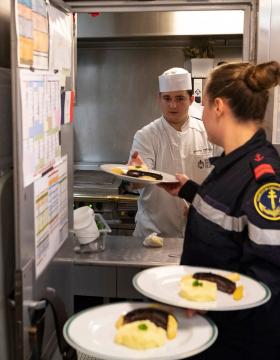Matelot restaurateur en plein travail à bord d'un navire de la Marine nationale